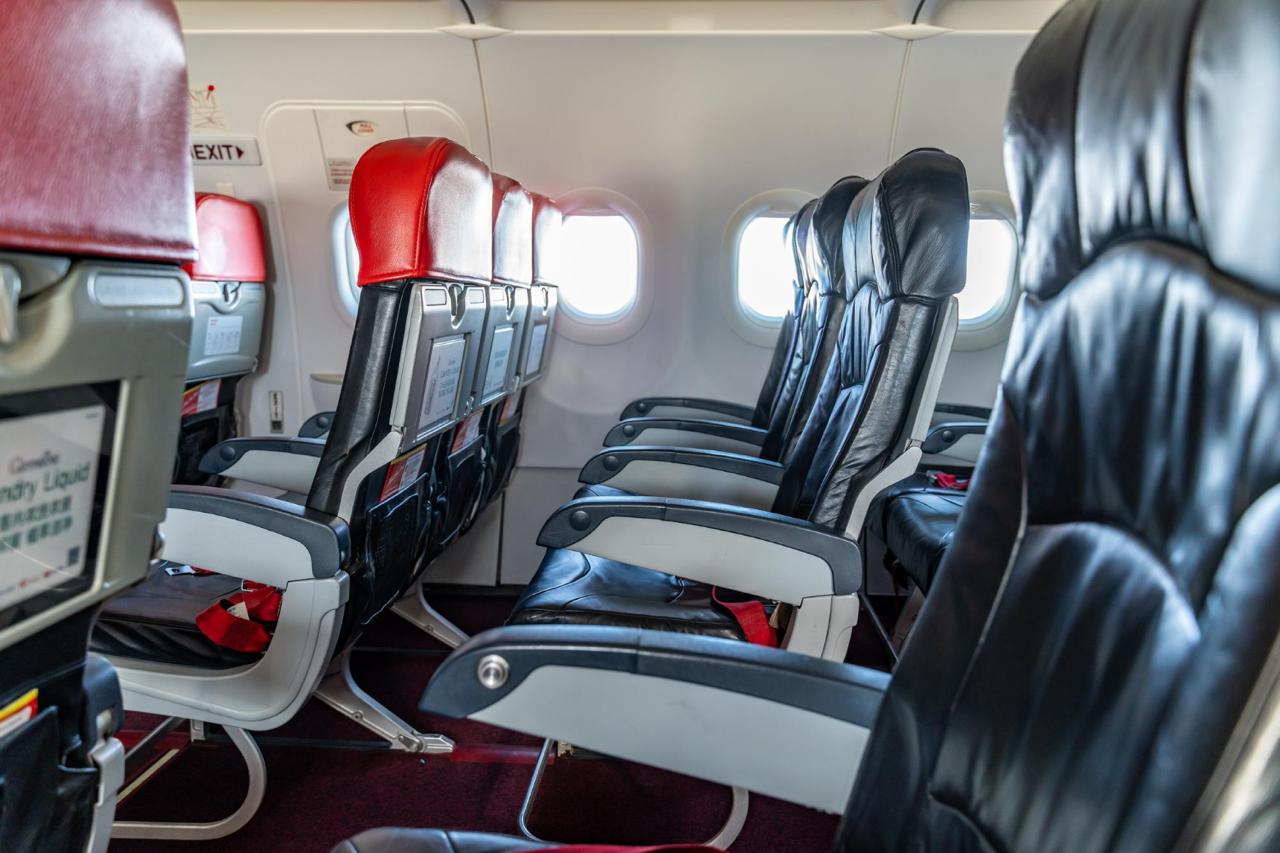 AirAsia наконец то запустит рейсы из Бангкока в Алма Ату Алматы Планы открыть это направление азиатский лоукостер вынашивал еще в 2022 году Как сообщила пресс служба комитета гражданской авиации Минтранспорта Казахстана полеты начнутся с 01 декабря с г и будут выполняться Thai Air Asia X четыре раза в неделю по понедельникам средам четвергам и воскресеньям Немаловажный вопрос на каком типе самолетов Билетов в продаже пока обнаружить не удалось В Алма Ату сейчас осуществляет перевозки малайзийское подразделение AirAsia из Куала Лумпура На широкофюзеляжных Airbus A330 Но Малайзия и подальше чем Таиланд Что касается маршрута Алма Ата Бангкок то в настоящее время он целиком и полностью за Air Astana с ежедневными рейсами Конкуренция грядет стало быть tripfarearea RU Подпишись