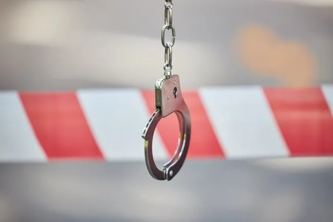 Жительница Якутии убила племянника во время ссоры В Оленекском районе Якутии прокуратура утвердила обвинительное заключение по убийству По нему проходит женщина чьей жертвой стал собственный племянник Трагедия произошла в марте 2026 года В ходе ссоры в состоянии сильного алкогольного опьянения женщина схватила нож и нанесла родственнику удар в левую передне боковую поверхность грудной клетки Рана оказалась смертельной Племянник погиб на месте Заведено уголовное дело Прокурор направил дело в суд для рассмотрения по существу