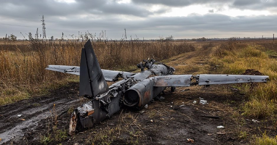 В двух поселениях Северского района обнаружили обломки беспилотников Во всех случаях падения фрагментов БПЛА пострадавших нет На местах работают оперативные и специальные службы В пгт Афипский выбило стекла в четырех частных домовладениях повреждена газовая труба и легковой автомобиль В ст Смоленской повредило окна в одном частном доме в нескольких местах порваны провода линии электропередачи Муниципалитет окажет необходимую помощь жителям в ближайшее время устранят повреждения на сетях газо и электроснабжения Подписаться на новости ЮГ 24 ЮГ 24 в MAX
