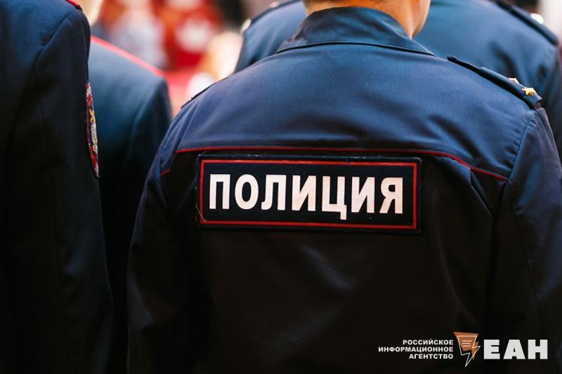 15-летняя свердловчанка забеременела от майора полиции. Алапаевский полицейский помимо службы занимался извозом на такси. Во время одного из рейсов, по версии адвоката, он познакомился с девочкой-подростком и впоследствии совратил ее. «У майора есть жена и ребенок, но он пообещал девочке, что бросит ради нее семью. Первый их сексуальный контакт впоследствии произошел прямо в его машине. В настоящее время школьница беременна», - рассказал корреспонденту ЕАН защитник потерпевшей. Во время доследственной проверки полицейский подговаривал жертву убедить следователя в том, что она обманула его, преувеличив свой возраст. Майор до сих пор не уволен, но делом заинтересовались прокуратура и СКР.