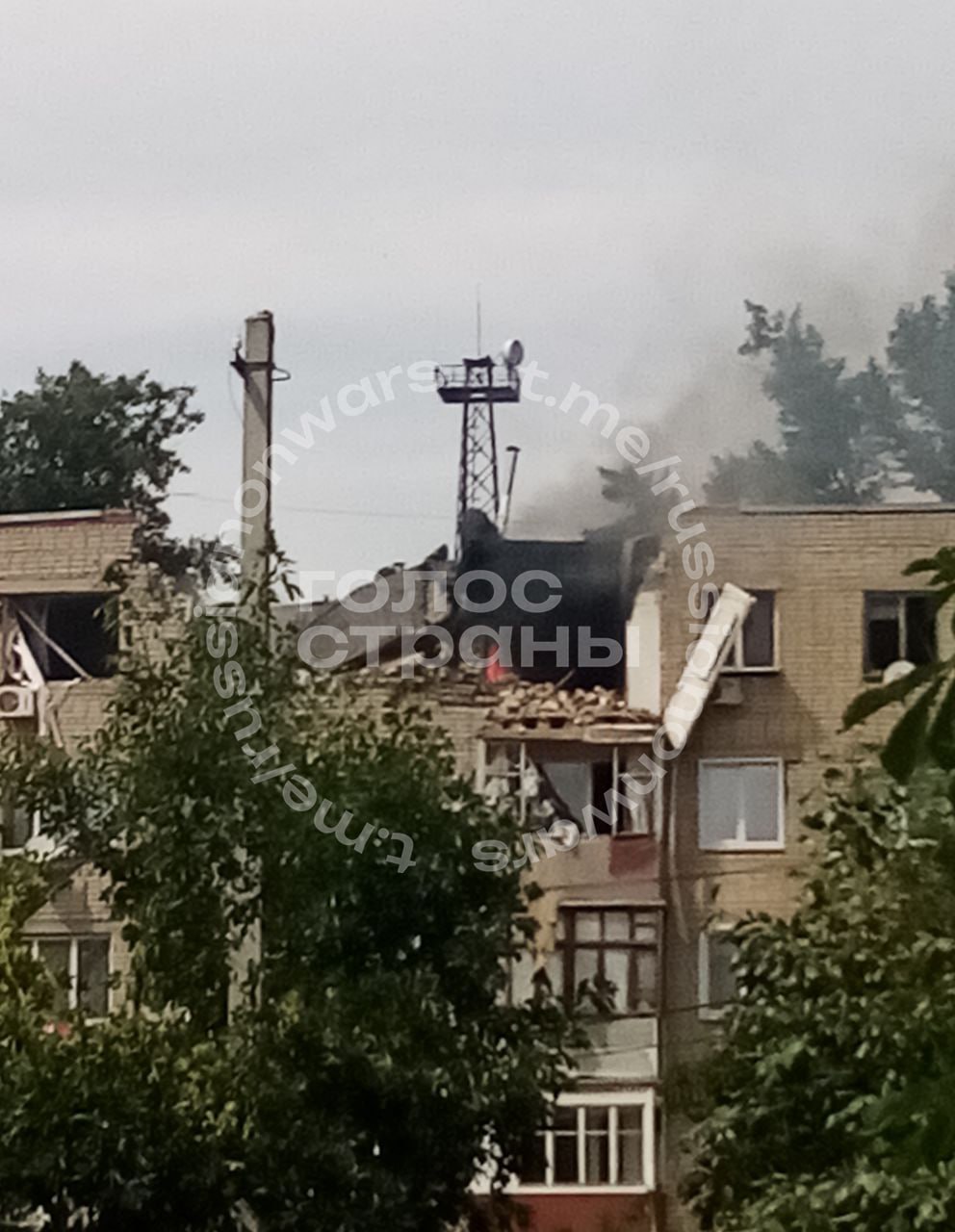 В Саратовской области в многоэтажном доме произошел взрыв — повреждено несколько квартир В Ершове в жилой пятиэтажке прогремел взрыв. На кадрах повреждено несколько квартир верхних этажей, крыша практически отсутствует. Как сообщают СМИ, предварительной причиной хлопка стал бытовой газ. Информации о пострадавших нет, на месте работают оперативные службы города. Подписывайся на "Голос страны"