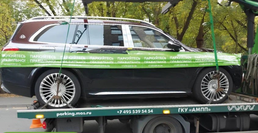 В дептрансе рассказали сколько Роллс Ройсов и Майбахов эвакуировали с улиц Москвы в 2025 году Столичный дептранс обнародовал статистику нарушений водителей премиальных и люксовых автомобилей парковавшихся под запрещающими знаками на тротуарах и местах для инвалидов Всего с начала года с улиц Москвы эвакуировали 35 тысяч таких машин В топ 3 по количеству перемещений автомобилей премиум класса попали BMW 11 5 тысячи раз Mercedes Benz 10 6 тысячи и Audi 5 6 тысячи Кроме того было перемещено 18 автомобилей Rolls Royce 10 Mercedes Maybach и 4 машины Ferrari Журнал Авто ру online
