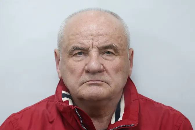 Генералу Попову, задержанному по делу о хищении в парке «Патриот», добавили обвинение в служебном подлоге, превышении должностных полномочий и незаконном хранении оружия. Первое обвинение связано со строительством дачи. Для ее возведения привлекались подрядчики парка «Патриот». Они строили по фиктивным контрактам, в которых был указан один объект, а по факту — дом для генерала. Адвокат Попова Денис Сагач отметил, что тот никаких указаний не давал и следствие не предоставило доказательства. Второе обвинение против генерала связано с тем, что он устроил на работу свою невестку и военного пенсионера, который являлся его товарищем. Зарплаты эти люди получали как разнорабочие и никаким преференциями и льготами не пользовались. Третье обвинение связано с подаренным генералу оружием. Речь идет о ружье, которое генерал не поставил на учет в разрешительной системе Росгвардии. Его защита заявила, что ружье лежало дома у Попова и все необходимые документы на него имеются. Кроме того, по словам адвоката, обвинения не предъявлены его подзащитному, так как он находится в больнице в стабильно тяжелом состоянии.
