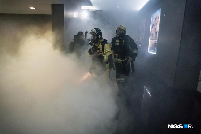 Пожарные спасли семью с ребенком с горящей квартиры сегодня ночью. Огонь вспыхнул в третьем часу ночи в квартире на 5 этаже пятиэтажки.   В итоге двоих взрослых и ребенка пожарные эвакуировали при помощи спасательных устройств. Соседи погорельцев вышли из подъезда на улицу еще до прибытия пожарных.  Спасатели успели вовремя: никто не пострадал. В квартире сгорели домашние вещи в одной из комнат, причину еще предстоит выяснить.