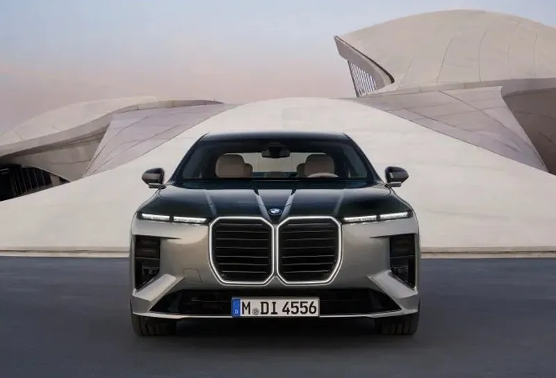 BMW представила флагманскую семёрку на платформе Neue Klasse спорный стиль много экранов и скрытые технологии BMW показала в Нью Йорке и Пекине новое поколение 7 й серии на платформе Neue Klasse Машины получились мощные и нафаршированные технологиями ценник больше 100 000 Внешность местами спорная но по части начинки это серьёзная заявка на лидерство Компания вообще переобувается в слоганах из Идеальной машины для вождения хочет сделать Идеальную вычислительную платформу bmw bmw7series neueklasse презентация Подробнее 3DNews в TG MAX VK