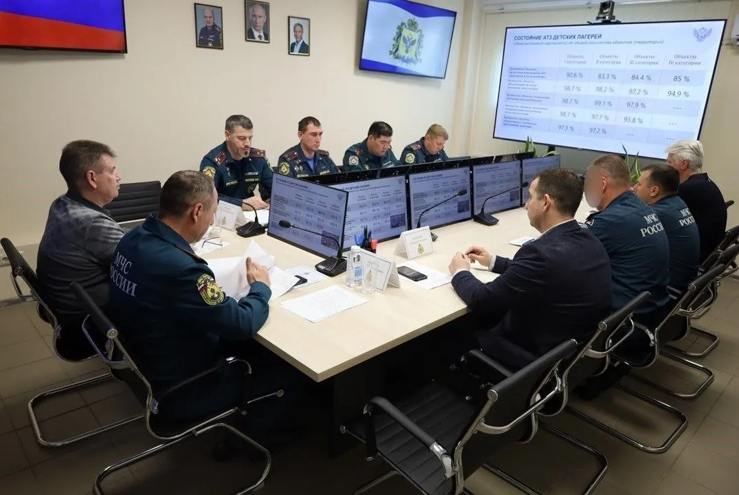 МЧС России по Херсонской области приняло участие в заседании Правительственной комиссии по предупреждению и ликвидации ЧС и ОПБ Ключевой темой заседания стала подготовка к летней оздоровительной кампании 2026 года Также обсуждались вопросы готовности к пожароопасному сезону в лесах работа группы по сейсмической активности обновление состава рабочей группы на случай межрегиональных чрезвычайных ситуаций и проект плана заседаний на второе полугодие Участие в таких комиссиях позволяет региону координировать усилия с федеральным центром по предупреждению и ликвидации ЧС Подписывайтесь на нас в MAX