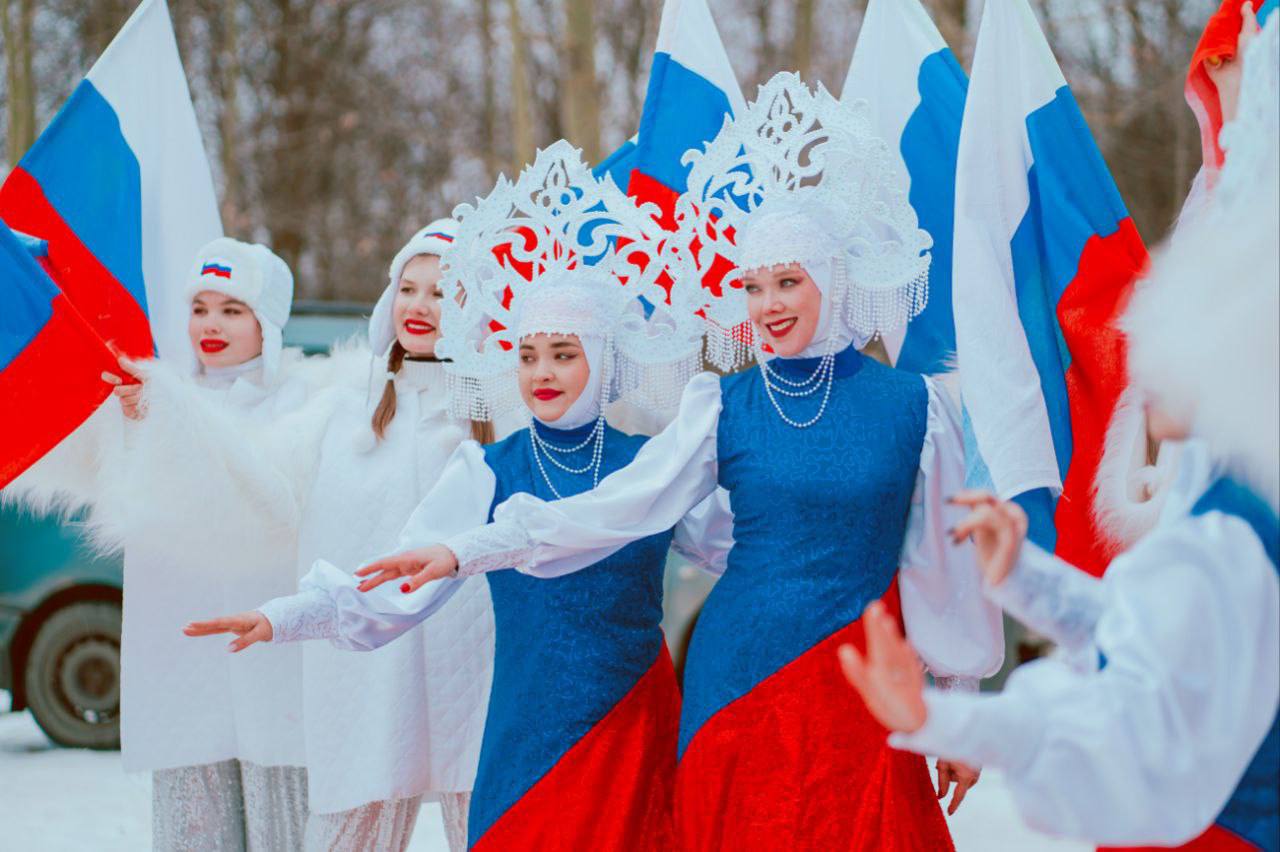 На Вологодчине прошел ежегодный масштабный фестиваль спорта “В снегах Кириллова”  На площадке фестиваля прошел чемпионат России по эндуро на снегоходах и сноубайках, серия забегов полумарафона “Снега Кириллова” и открытый чемпионат Кирилловского округа по лыжным гонкам.   В мероприятиях приняли участие более 100 спортсменов и любителей из Архангельской, Вологодской, Кировской, Московской, Рязанской и Ярославской  областей.  На торжественной церемонии открытия фестиваля состоялось экстремальное шоу – мотофристайл, на котором спортсмены на мотоциклах выполняли трюки и взлетали на высоту трехэтажного дома.