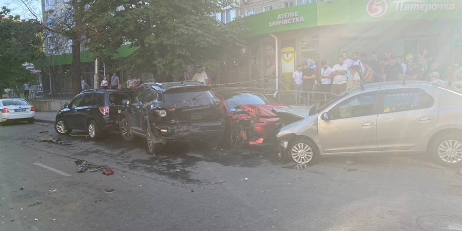 В Саратове сына депутата отпустили под подписку после гибели девушки в ДТП  В Саратове отпустили на свободу водителя «Чангана», попавшего в массовое ДТП на Вольской, в котором погибла 20-летняя девушка-пешеход.  Юношу заподозрили в нарушении правил дорожного движения, повлекшем по неосторожности смерть человека  часть 3 статьи 264 УК РФ . По версии следствия, 10 июля на своем «Чангане» он проехал на запрещающий сигнал светофора, устроил аварию с еще четырьмя автомобилями и насмерть сбил девушку, которая переходила дорогу.  Самого парня госпитализировали с травмами. Позже стало известно, что он - сын депутата Ртищевского района Василия Назарова, а его дед Николай Назаров в прошлом возглавлял этот район.  Подробнее читайте на сайте «Четвертой Власти».