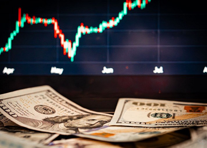 Власти Узбекистана планируют привлечь на рынок капитала не менее 1 млрд инвестиций Ключевые инициативы разрешение двойного листинга ценных бумаг на местных и зарубежных биржах а также запуск новых инструментов включая валютные облигации и иностранные ценные бумаги Также предлагается расширить режим регуляторной песочницы разрешив торговлю акциями и облигациями зарубежных компаний и упростив условия для иностранных инвесторов Власти отмечают что капитализация рынка не превышает 20 ВВП что ниже мировых показателей и указывает на высокий потенциал для привлечения инвестиций Подробнее на нашем сайте Актуальные новости из Центральной Азии fergananews