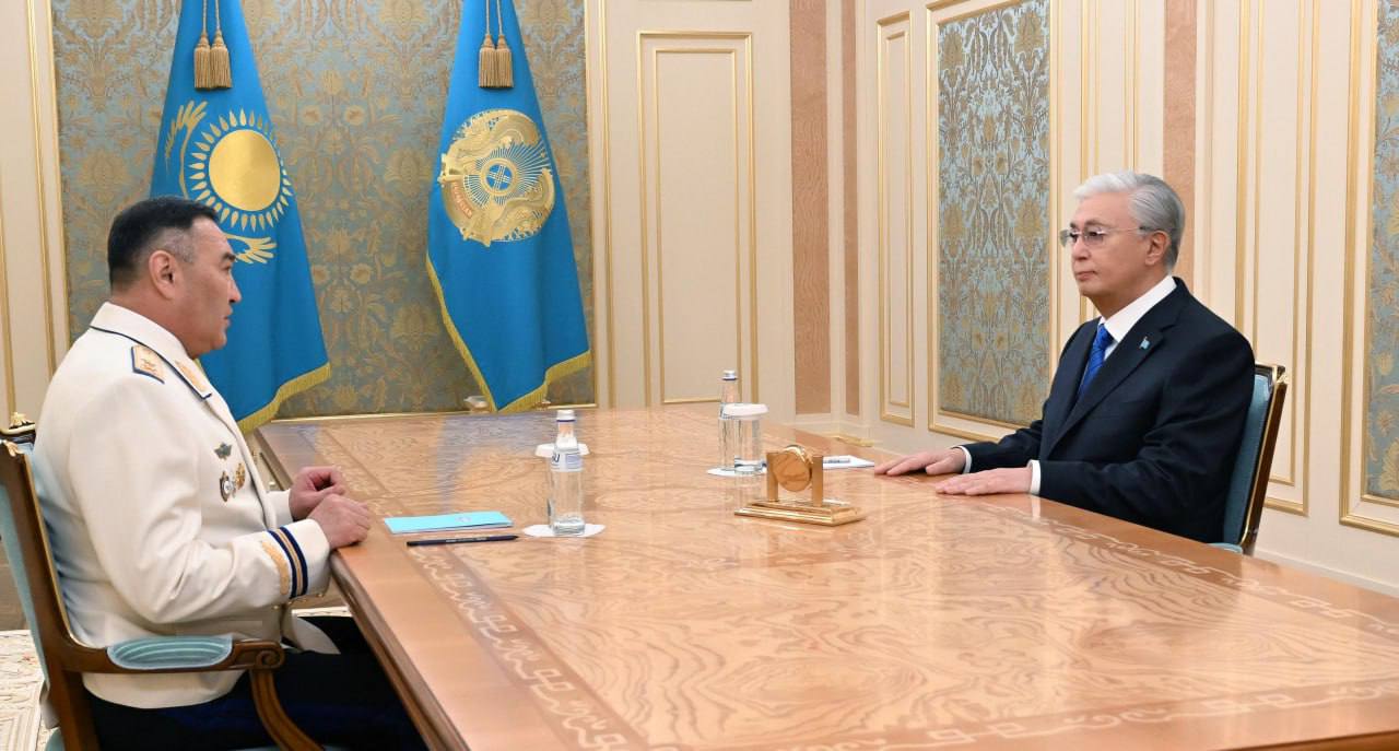 Глава государства принял Председателя Комитета национальной безопасности Ермека САГИМБАЕВА Президент заслушал отчет об основных итогах работы ведомства с начала года и задачах на предстоящий период Ермек Сагимбаев сообщил что органами национальной безопасности задержано 67 человек причастных к экстремизму и терроризму Осуждено 83 приверженца радикальной идеологии Принятыми во взаимодействии с МВД мерами пресечена деятельность 17 криминальных групп задержаны 244 участника под арест взяты 96 лиц Из незаконного оборота изъяты 453 единицы оружия 64 гранаты около шести тысяч боеприпасов Ликвидированы 16 нарколабораторий 25 международных и 19 региональных наркоканалов Изьято порядка 20 тонн наркотических средств включая 13 тонн колумбийского кокаина и 10 тонн прекурсоров В рамках обеспечения экономической безопасности и противодействия коррупции предотвращен ущерб государству на сумму 3 8 трлн тенге возмещено в бюджет 255 млрд тенге По фактам коррупции возбуждено 91 уголовное дело По итогам встречи Президент дал ряд поручений по направлениям деятельности органов национальной безопасности aqorda resmi Подпишись на prokadrykz