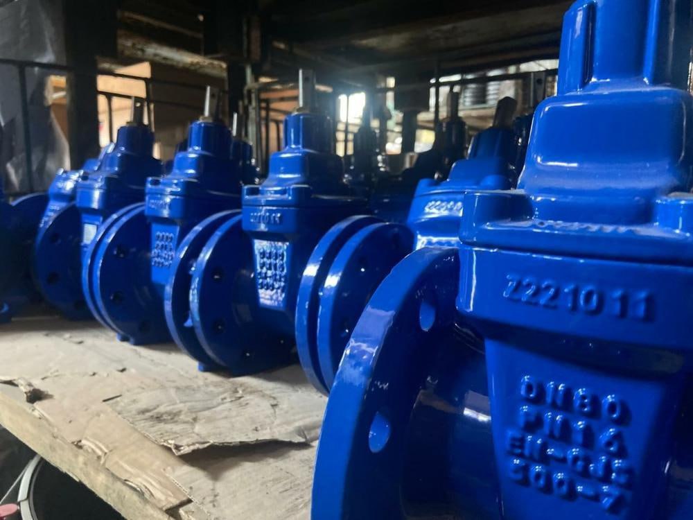 Испытание на прочность В РВК Архангельск прояснили ситуацию с водой что это было имея в виду прошедшие выходные и что будет Оказывается в РВК Архангельск в минувшие выходные провели тестовое переключение со старого магистрального водовода на новую кольцевую магистраль В тестовом режиме начали переводить ключевые районы города на резервное водоснабжение Компания завершила первый этап работ который позволяет переключать абонентов со старой магистрали тысячника на новый кольцевой водовод Проведённые испытания подтвердили главное новый водовод работоспособен и может служить надёжным резервом Кроме того специалисты РВК Архангельск выявили ряд проблем на старых сетях и уже внесли их в план неотложных работ Главный инженер компании Дмитрий Черкашин объясняет предварительно на стратегических участках городского водовода специалисты водоканала заменили 15 единиц запорно регулирующей арматуры Эти мощные задвижки диаметром от 350 до 1000 мм выполняют роль кранов всей системы позволяя гибко управлять потоками воды Исправная запорная арматура это основа управляемости системы Раньше при аварии на тысячнике без водоснабжения оставались тысячи абонентов Теперь обновив краны и протестировав переключение мы получили инструмент В случае планового ремонта старой трубы или внештатной ситуации мы сможем быстро перевести подачу воды на новую кольцевую магистраль сведя отключения к минимуму Именно это нам предстоит сделать в ближайшее время заменить участок трубы тысячного диаметра на пересечении проспекта Ломоносова и улицы Вологодской В компании заявили что проведенные специалистами водоканала работы это продолжение последовательной программы РВК Архангельск по модернизации инфраструктуры Компания постоянно инвестирует в обновление сетей современные технологии и квалификацию персонала чтобы обеспечивать жителей областного центра надёжным качественным и безопасным водоснабжением круглый год О конкретных сроках следующего этапа переключения жители города будут уведомлены заранее через официальные каналы связи Напомним что в минувшее воскресенье компания распространила заявление согласно которому за выходные дни предприятие выполнило комплекс работ по переключению потребителей со старого магистрального водовода тысячника на новый более надёжный кольцевой водовод диаметром 630 мм В РВК Архангельск подчеркнули что работы направлены на ликвидацию наследия прошлых лет когда техническое обслуживание сетей не проводилось системно Вместо ремонта часто применялись временные меры которые нарушали связи между районами Сейчас водоканал восстанавливает эти связи чтобы создать единую стабильную и управляемую систему водоснабжения для всего города Предприятие также готово к замене проблемного участка тысячника на пересечении проспекта Ломоносова и улицы Вологодской В процессе переключения и настройки нового оборудования возможны кратковременные колебания давления Также может временно ухудшиться цветность и прозрачность воды Это нормальный процесс при запуске новых магистралей и ситуация быстро нормализуется В предприятии также напомнили о работе круглосуточной горячей линии по телефону 61 00 00 Фото РВК Архангельск