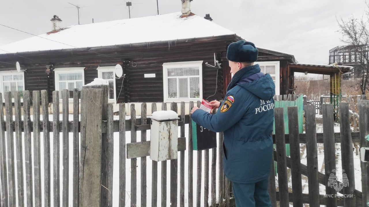 Сотрудники МЧС России напоминают жителям региона о пожарной безопасности в доме  Огнеборцы г. Новой Ляли провели профилактический рейд в жилом секторе города. Пожарные напомнили жителям номера экстренных служб, правила пожарной безопасности в быту и алгоритм действий в случае пожара.  Наши рекомендации:  установи пожарные извещатели и приобрети огнетушитель домой;  не нарушай правила эксплуатации электро- и газовых приборов;  не оставляй без присмотра источники открытого огня;  обучи детей правилам пожарной безопасности.   Соблюдай и не гори!   Ваша безопасность — ваша ответственность!         #МЧСРоссии #МЧС66 #СвердловскаяОбласть #мчссвердловск