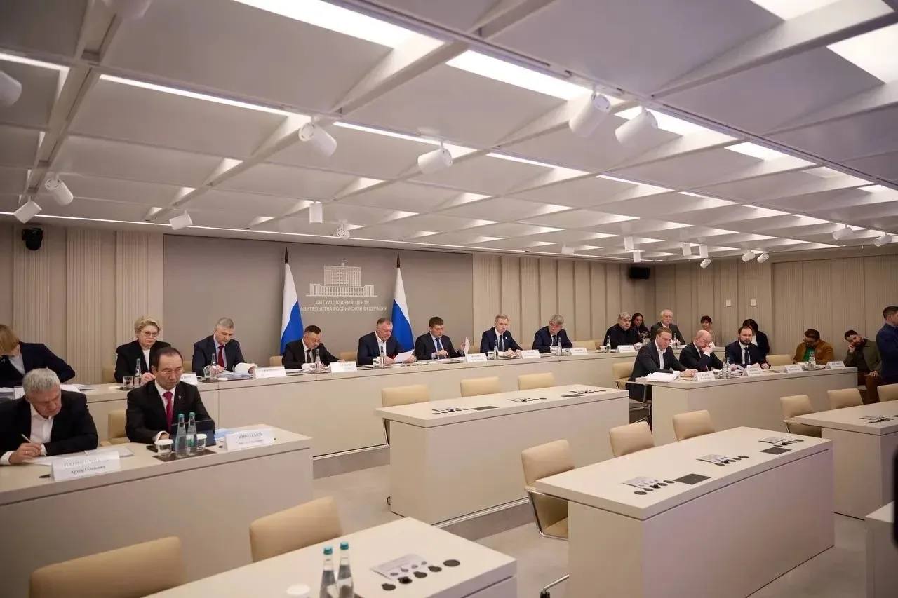 Глава Якутии Айсен Николаев принял участие в заседании президиума штаба правительственной комиссии по региональному развитию под председательством зампреда правительства РФ Марата Хуснуллина Якутию и Бурятию отметили среди регионов лидеров ДФО Выступил с докладом о предварительных итогах дорожного строительства в Якутии в 2025 году Все установленные показатели выполнены на 100 строительно монтажные работы завершены в полном объеме Впервые в таком масштабе обновили дорожную сеть в Алдане Мирном и Нерюнгри