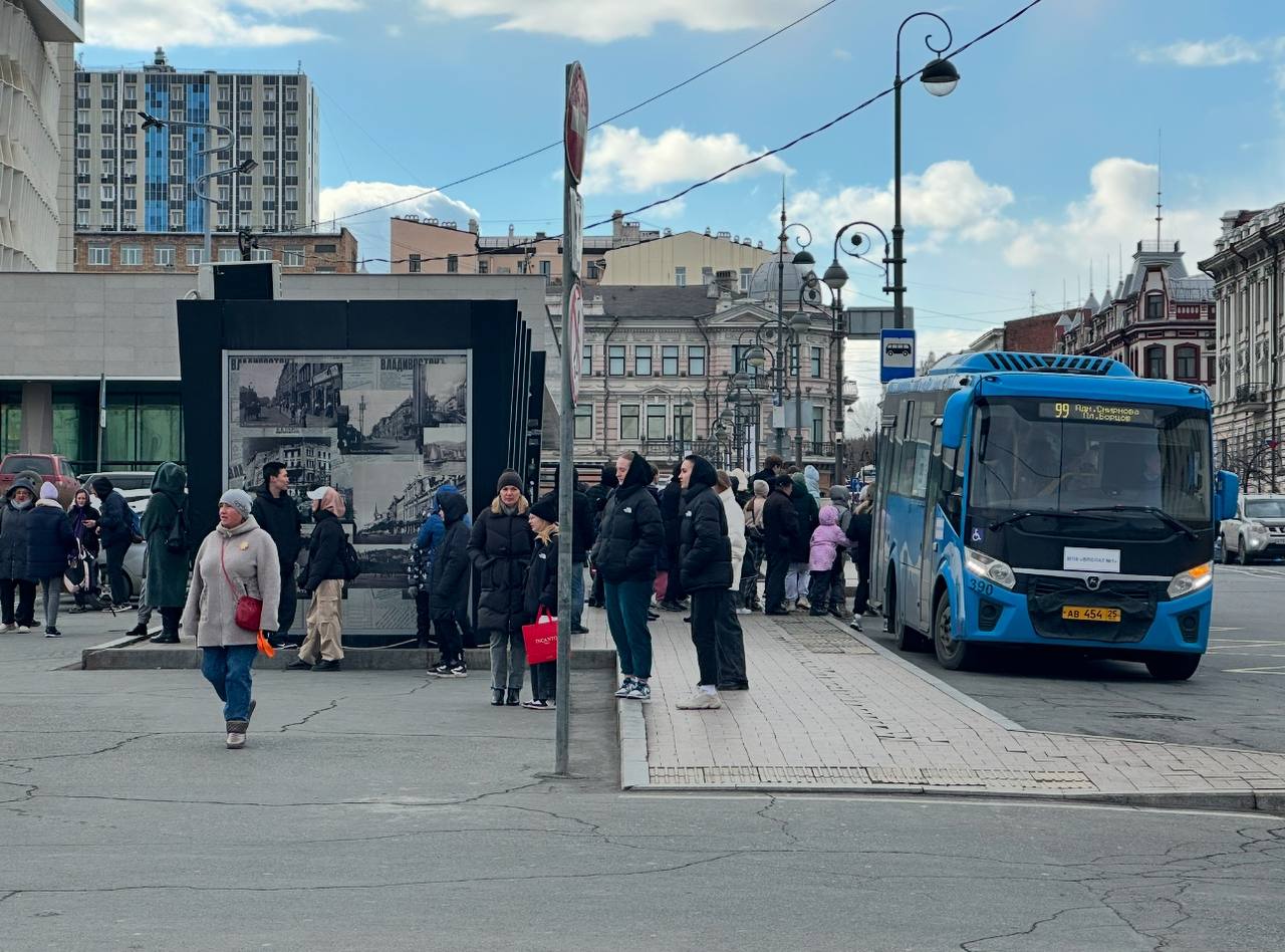 Мэр Владивостока сообщил, что за прошедшие три недели удалось найти 17 новых водителей, которые уже трудоустроились, а еще 9 проходят проверку.  Городские власти развернули целую кампанию по поиску и привлечению кадров, вплоть до акции "Приведи друга" – действующему водителю доплачивают 10 тысяч рублей за то, что он привел в компанию еще одного шофера.   Напомним, что ранее стало известно о повышении зарплаты водителям муниципальных автобусов. Обещают от 100 тысяч рублей платить и бесплатное обучение на категорию D.