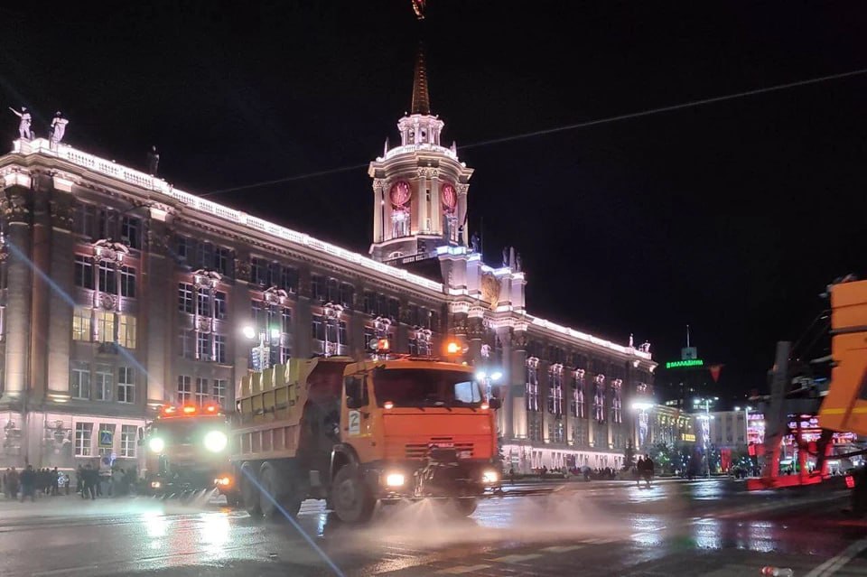 После Дня города с улиц Екатеринбурга вывезли 155 тонн мусора Об этом сообщают в Telegram-канале «Екатеринбург. Главное». За минувшую ночь коммунальные службы выгребли 111 тонн грязи и 155 тонн мусора. Для этого на улицы сразу после фейерверка вышли 226 единиц уборочной техники, еще 491 рабочих занимались ручной уборкой, - рассказали в Telegram-канале. Интересно, что из 156 контейнеров в центре города собрали 39 тонн мусора, а с территории «Энергии РМК» вывезли 14,8 тонн мусора. Подпишись на «КП-Екатеринбург»