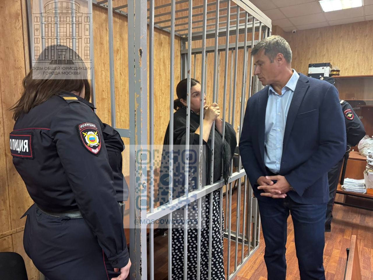 В Москве задержана профессор Первого московского государственного медицинского университета им Сеченова Амина Гараева Ее подозревают в посредничестве во взяточничестве Даме уже предъявлено обвинение она арестована Савеловским судом на два месяца В вузе Гараева преподает медицинскую статистику и общественное здоровье и здравоохранение В 2018 году она защитила докторскую диссертацию по теме Научное обоснование мероприятий по совершенствованию охраны репродуктивного здоровья женщины матери в условиях высокой рождаемости Фото пресс службы суда