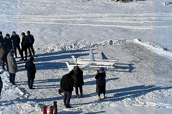 В Якутии впервые в отдаленное село доставили груз беспилотником  Лекарства и почта доставлены беспилотником в Якутии из села Бердигестях в село Кептин, дальность полета составила 150 км. Об этом сообщает ТАСС со ссылкой на данные пресс-службы регионального правительства.  "Сегодня, в День гражданской авиации [Якутии], проведены два пробных полета беспилотным воздушным судном. В Горном районе между населенными пунктами доставлены лекарства из ЦРБ и почта. БПЛА перевез малогабаритный груз из села Бердигестях до села Кептин, дальность полета составила 150 км. Жители отдаленного наслега получили посылки в целости и сохранности", – говорится в сообщении.  Расстояние между селами по автомобильной трассе превышает 180 км, наземным транспортом путь занимает 6-9 часов, при этом на БПЛА груз доставлен за 1,5 часа. Эксперимент в районе продлится в течение месяца.  aviaru.net/n276512