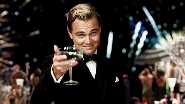 Несовместимость алкогольных привычек может разрушить брак Ученые из Университета в Буффало выяснили что совместимость алкогольных привычек определяет уровень конфликтов удовлетворенность браком и риск развода Так браки где один из партнеров выпивает много а другой мало чаще сталкиваются с домашним насилием и распадаются быстрее Пары где оба партнёра воздерживаются или пьют умеренно удовлетворены своим союзом Супруги которые регулярно выпивают вместе часто оценивают свои отношения как более теплые и гармоничные алкоголь в таких случаях работает по принципу социального клея Исследователи уверены что алкогольные проблемы невозможно рассматривать в отрыве от отношений поскольку поведение партнеров формирует единую систему отношений Согласны исследование общество мир