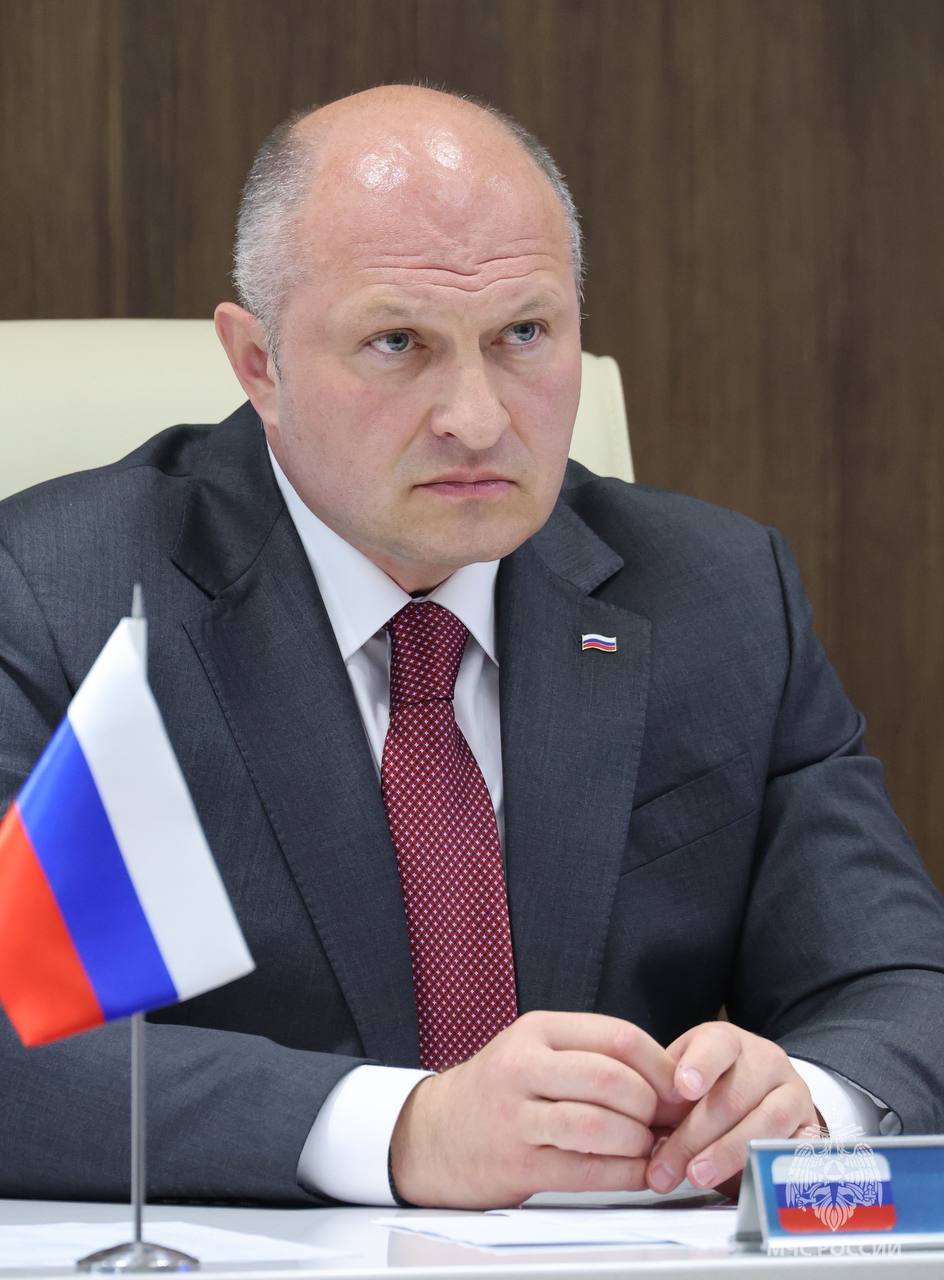  Потенциал МЧС России востребован в работе УКГВ ООН и ее партнеров Глава МЧС России Александр Куренков и заместитель Генерального секретаря ООН по гуманитарным вопросам - глава Управления ООН по координации гуманитарных вопросов Томас Флетчер обсудили тенденции международного гуманитарного сообщества на современном этапе. Такое сотрудничество приобретает особую важность при возрастающем количестве природных и техногенных катаклизмов. «Мы настроены на продолжение плодотворного сотрудничества с УКГВ ООН, регулярно подключаясь к международным усилиям по оказанию чрезвычайной помощи в районах, пострадавших от стихийных бедствий, вооруженных конфликтов и иных кризисов. Сотрудничество между МЧС России и УКГВ ООН имеет давнюю историю, большой потенциал и отвечает взаимным интересам», - подчеркнул Александр Куренков. Недавно международное сообщество помогало справиться с последствиями разрушительного землетрясения в Мьянме. Томас Флетчер отметил, что лично убедился в высоком профессионализме российской группировки. Наша страна одна из первых направила на место разрушений специалистов, полевой госпиталь и гумпомощь. Спасательные отряды, аттестованные по методологии ИНСАРАГ, разговаривали в Мьянме на одном профессиональном языке, что способствовало слаженной и скоординированной работе. МЧС России является одним из наиболее профессиональных и опытных участников международного гуманитарного сообщества. За почти 35-летнюю историю ведомством проведено более 590 гумопераций в 140 странах мира. МЧС России продолжает оказывать помощь. Россия в целом и ведомство в частности на постоянной основе поддерживает УКГВ ООН и созданные при нем механизмы по координации чрезвычайного гуманитарного реагирования. «Говоря о перспективах сотрудничества, хотел бы обратить внимание на подготовку к осуществлению нашей страной председательства в региональной группе Африка-Европа-Ближний Восток ИНСАРАГ в 2026 году. Рассчитываем на Вашу поддержку в этом вопросе, в том числе в части проведения в России региональных учений по координации реагирования на последствия землетрясения. Кроме того, мы готовы активно принимать участие в мероприятиях ИНСАРАГ в Азиатско-Тихоокеанском регионе», - поделился планами Александр Куренков. Также российские специалисты готовы к сотрудничеству в составах международных экспертных групп по линии ЮНДАК.