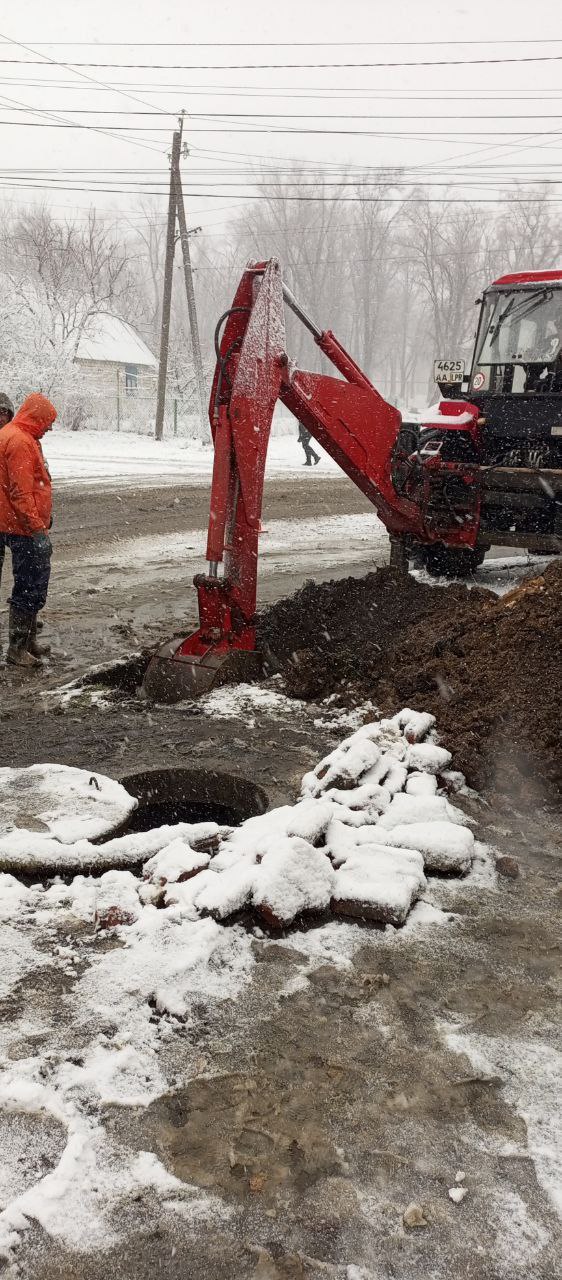 В Ровеньках специалисты "Луганскводы", стоя по колено в ледяной воде, устранили аварию на водопроводе, которая стала причиной прекращения подачи воды в центр города и п. Черниговский    В субботу, 23 ноября аварийное разрушение чугунной трубопровода произошло на глубине почти 3 метра. Специалисты провели земляные работы, откачку воды из котлована и заменили аварийный участок трубы.    Водоснабжение по водоводу было восстановлено 24 ноября. В работах было задействовано 2 единицы спецтехники и 4 сотрудника департамента, сообщили на предприятии.