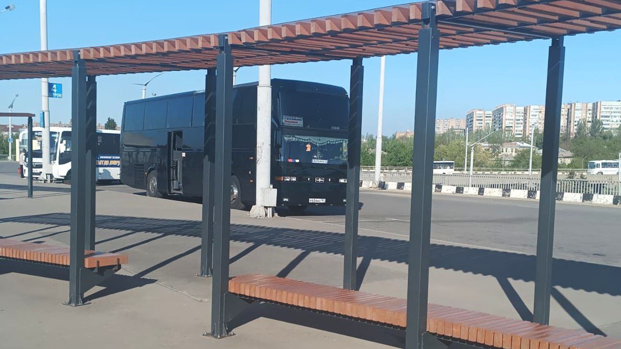 Между Крымом и Запорожской областью запустили еще один автобус – Мелитополь — Ялта. Рейс отправляется ежедневно из Мелитополя в 13:00 и прибывает в южную столицу республики в 19:00. Промежуточная остановка – автостанция "Восточная" в Симферополе 17:10 , сообщили в пресс-службе Росавтотранса.