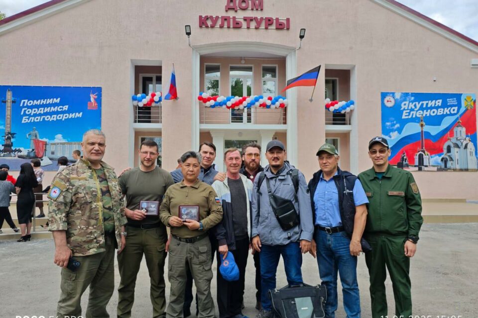#ПозывнойКультура : Якутские артисты выступили в Донецкой Народной Республике В поселке Еленовка Донецкой Народной Республики состоялось торжественное открытие Дома культуры. В мероприятии приняли участие артисты из Якутии, которые также планируют провести серию выступлений на территории ДНР. Об этом в своём телеграм-канале сообщил министр культуры и духовного развития Якутии Афанасий Ноев. На сцене выступили коллектив Мирнинского театра и артист-вокалист государственного театра эстрады Якутии Байтыкан Батаакап. Концертная программа с участием якутских артистов стала частью праздничных мероприятий, приуроченных к открытию культурного учреждения. Фото: тг-канал Афанасия Ноева, министра культуры и духовного развития Якутии Все новости #Яестьновость Обсудить