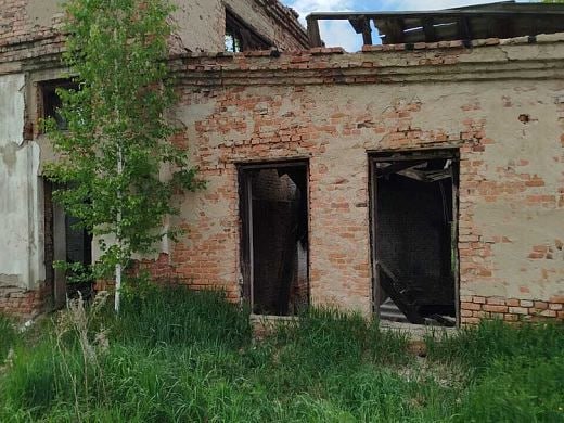 Мужчину спасли из-под обломков рухнувшего здания в Новосибирской области ЧП произошло 26 мая в селе Льниха Тогучинского района. Бесхозное кирпичное здание рухнуло. В момент обрушения внутри находился мужчина. Крики пострадавшего услышала одна из местных жительниц. Она сразу вызвала спасателей. Об этом сообщили в Центре ГО, ЧС и ПБ Новосибирской области. На место происшествия прибыли пожарные ОП ПЧ-105 и ПЧ-130. Они достали пострадавшего из-под обломков и передали медикам. Его состояние не уточняется. Фото со страницы Центра ГО, ЧС и ПБ Новосибирской области в ВК Прислать новость