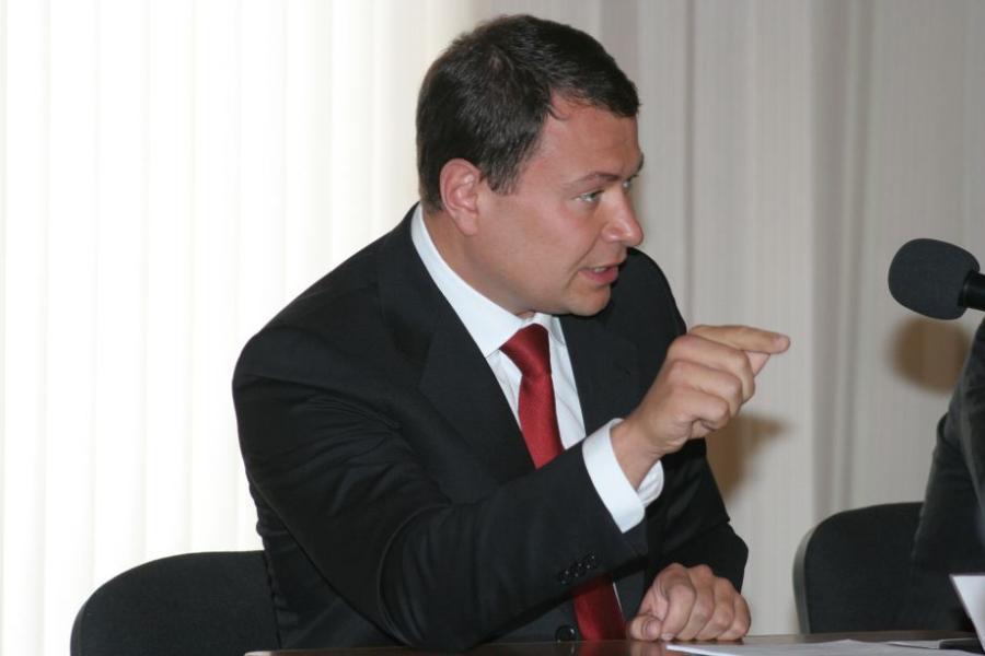 Приморский краевой суд оставил в силе решение Ленинского районного суда о конфискации активов бывшего мэра Владивостока Владимира Николаева на сумму почти 14 8 млрд руб Напомним вместе с Николаевым по делу проходили его сестра депутат Госдумы Виктория Николаева мать Раиса Николаева Евгения Забелина а также 24 компании Среди них ООО Альянс ООО АСТИРИС ООО Атлантикс ООО Владпроект сервис ООО Гранд ООО Империал ООО Инвест Групп ООО Инвестстрой ООО Интеб ООО Камелот ООО Капитал ООО Мистраль ДВ ООО Партнер ООО Реал Сервис ООО Стингер ООО Трансриэлти ООО Аква Порт ООО Восток Лайн ООО Восточный берег ООО Легат ПКФ Тихий океан ООО ХАС ФИЛЬМ ООО Центр недвижимости и МКК ТАЙМ ГАРДЕН ЛИМИТЕД TAYMEGARDEN LIMITED Иск был подан Генпрокуратурой Надзорный орган обвинил Владимира Николаева в незаконной предпринимательской деятельности в период его работы депутатом Законодательного собрания Приморского края 2001 2004 гг и главой администрации Владивостока 2004 2007 гг