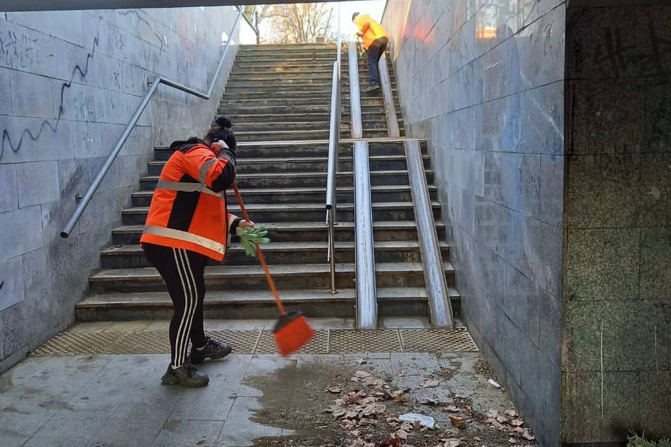 В Краснодаре приводят в порядок подземные переходы  Специалисты собирают листья, песок, который остался после обработки от гололёда, отмывают ступени и полы.  Также восстанавливают плитку, светильники и перила, ливневые решётки, отмывают граффити.  «И спасибо всем, кто уже выходит на субботники. Вместе мы делаем Краснодар комфортнее», — написал Евгений Наумов.     Новости тут   Прислать фото/видео