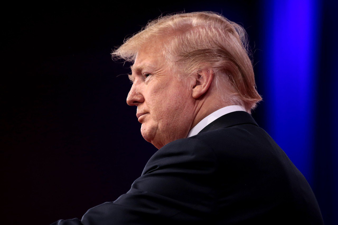 Трамп вновь заявил, что введет жесткие экономические санкции против России, если та не проявит готовности серьезно обсуждать завершение конфликта на Украине «Я это делаю не ради себя, мне это не нужно. Я бы хотел сосредоточиться на своей стране, но я делаю это, чтобы спасти много жизней», – заявил американский президент. Глава Белого дома подчеркнул, что не будет вести переговоры от имени Украины, добавив, что ее вступление в НАТО невозможно. При этом он допустил предоставление Украине гарантий безопасности США вместе с Европой. Трамп также отметил, что готов будет обсудить ведение бизнеса между Россией и Америкой, когда будет остановлен конфликт на Украине. Президент США добавил, что обсудит с Путиным возможные обмены территориями между РФ и Украиной, но решения принимать Киеву и Москве.
