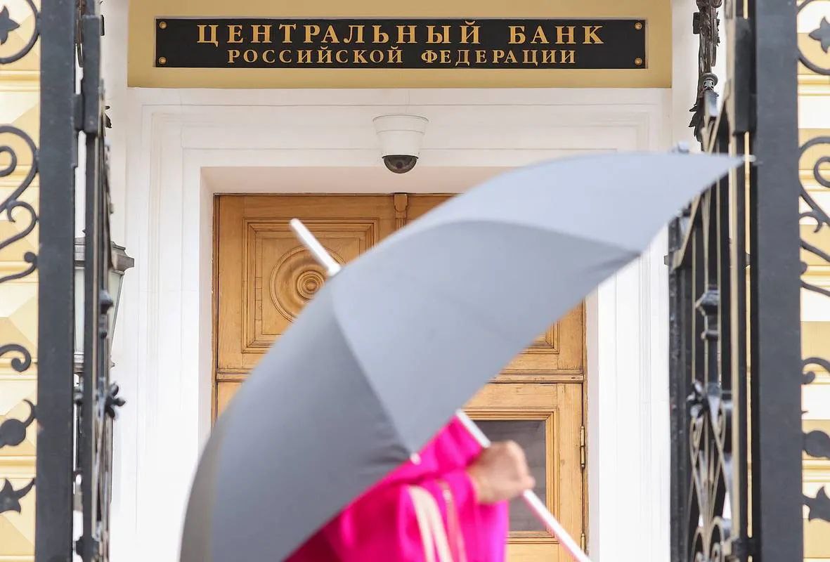 Банк России повысил курсы доллара и евро. Банк России обнародовал официальные курсы валют на 6 мая 2025 года. Соответствующая информация размещена на сайте регулятора. Курс доллара повышен до 81,91, евро — до 92,9, а юаня — до 11,3 рубля. На 1 мая американская валюта стоила 81,49 рубля, а евро — 92,83 рубля. Что касается юаня, то пять дней назад он стоил 11,17 рубля. Ранее появился прогноз, согласно которому летом курс доллара может дойти до 60-70 рублей. Такое развитие событий возможно в случае серьезного притока иностранных инвестиций в Россию. Впрочем, если геополитическая ситуация начнет ухудшаться, то «американец» имеет все шансы укрепиться до 90-100 рублей. Б—Ж