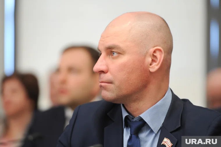 Депутат Ботов поддержал запрет рекламы энергетиков для детей По его словам данный запрет направлен на защиту здоровья молодежи но эффективность будет зависеть от соблюдения и контроля Меры смогут снизить уровень потребления энергетиков в нашей стране и сохранить здоровье молодого поколения Ботов подчеркнул что энергетики связаны с рисками для здоровья подростков включая скачки давления бессонницу и нарушения работы сердечно сосудистой системы Он также уточнил что Россия является одной из стран с высоким уровнем потребления таких напитков среди молодежи а маркетинг часто вводит потребителей в заблуждение представляя продукт как полезный или витаминизированный