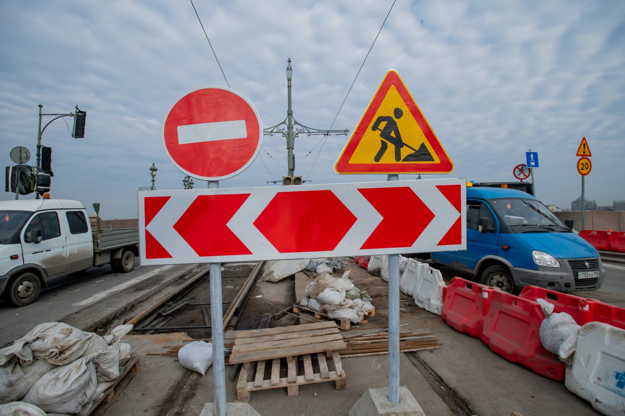 Беглов назвал дату досрочного открытия Троицкого моста после ремонта  "Мы его [Троицкий мост] откроем в субботу [31 мая]. Хотел бы сказать спасибо строителям, которые ударным трудом за короткий срок сумели провести соответствующие работы, и у меня нет сомнения, что в субботу мы его откроем", — заявил градоначальник в программе "Петербург. Новый взгляд" на телеканале 78.  Изначально предполагалось, что Троицкий мост будет полностью закрыт для автомобилей с начала апреля и до окончания первой декады июня.    Сергей Ермохин / "ДП"