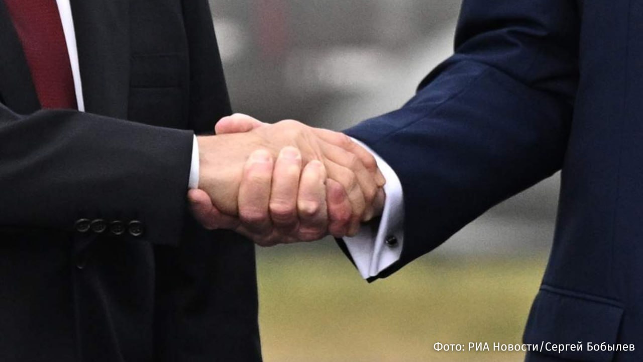 Это прием близкого друга Встречу Владимира Путина и Дональда Трампа на Аляске назвали ключевым событием в 2025 году в итальянской газете Corriere Della Sera В издании отмечается что Путин уже одержал победу в конфликте с Украиной когда встретился с Трампом в Анкоридже По словам авторов статьи президент США приготовил для него прием близкого друга что видно по оформлению ковровой дорожки сопровождению истребителей бомбардировщиков и совместной прогулке к Cadillac The Beast Зверь По мнению итальянских журналистов встреча президентов России и США на Аляске стала ключевой в последующих решениях относительно российско украинского конфликта IZ RU в Telegram в MAX