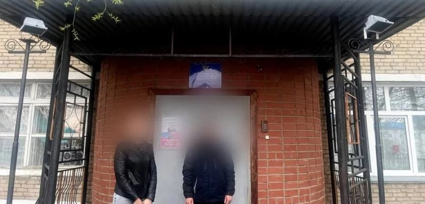 Установлена личность мужчины, напавшего на юную жительницу Миасского в 2021 году Четыре года злоумышленнику удавалось скрываться от правосудия. Все это время работа над раскрытием преступления продолжалась в тесном сотрудничестве полицейских, сотрудников следственного комитета и экспертов-криминалистов. Нападавшего идентифицировали по следам ДНК, оставленным на месте совершения еще одного преступления. Разбойное в отношении юной жительницы Красноармейского района было совершено в августе 2021 года. Нетрезвый незнакомец в селе Миасское напал на идущую по улице 40 лет Победы девушку, чтобы похитить ее имущество. Однако потерпевшая оказала отчаянное сопротивление. Тогда нападавший нанес ей удары и повалил жертву на землю. Силой вырвав сумку, ремешок от которой остался в руках у несовершеннолетней, злоумышленник скрылся. ПОДРОБНЕЕ URALPRESS.RU