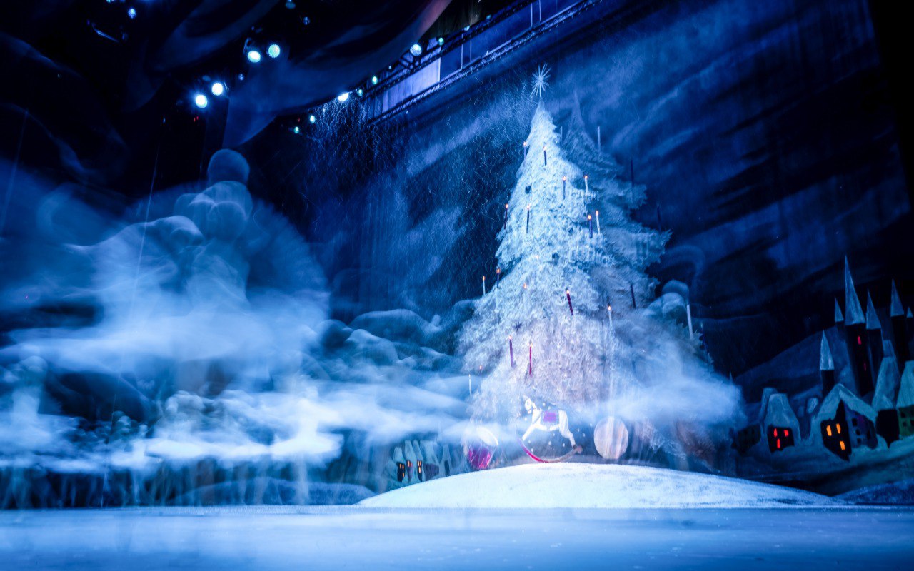 Билеты на показы балета Щелкунчик на Исторической сцене Большого театра скоро поступят в продажу 2 декабря в 10 00 по московскому времени Большой театр России откроет продажу билетов на главную зимнюю сказку В этом году билеты на балет Щелкунчик П Чайковского будут доступны для приобретения только на официальном сайте Большого театра Обращаем внимание что в кассах билеты продаваться не будут Реализация билетов будет осуществляться в рамках специальной программы В электронном билете указываются имя отчество фамилия и номер документа удостоверяющего личность посетителя При проходе на спектакль посетитель одновременно с билетом обязан предъявить контролеру документ оригинал удостоверяющий его личность Посетитель приобретающий билет для себя вправе одновременно приобрести билеты также для 3 трех других посетителей Просим внимательно ознакомиться с условиями специальной программы продажи билетов на балет Щелкунчик в 250 м театральном сезоне СПЕЦИАЛЬНАЯ ПРОГРАММА Кроме того ввиду колоссальной популярности балета Щелкунчик часть билетов на декабрьские спектакли будет доступна к приобретению на аукционе с условиями которого можно ознакомиться на официальном сайте нашего партнёра Обращаем внимание что для того чтобы принять участие в аукционе необходимо заранее подать заявку согласно графику аукционов В аукционе смогут принять участие как физические так и юридические лица Часть собранных средств будет направлена на поддержку артистов Большого театра ГРАФИК ПРОДАЖ Дата продажи Дата спектакля 2 декабря в 10 00 17 декабря 19 00 2 декабря в 11 00 18 декабря 19 00 2 декабря в 12 00 19 декабря 12 00 2 декабря в 13 00 20 декабря 19 00 3 декабря в 10 00 21 декабря 11 00 3 декабря в 11 00 21 декабря 19 00 3 декабря в 12 00 26 декабря 12 00 3 декабря в 13 00 26 декабря 19 00 3 декабря в 14 00 27 декабря 12 00 4 декабря в 10 00 27 декабря 19 00 4 декабря в 11 00 28 декабря 12 00 4 декабря в 12 00 28 декабря 18 00 4 декабря в 13 00 29 декабря 12 00 4 декабря в 14 00 29 декабря 19 00 5 декабря в 10 00 30 декабря 12 00 5 декабря в 11 00 30 декабря 19 00 5 декабря в 12 00 31 декабря 12 00 5 декабря в 13 00 31 декабря 18 00 8 декабря в 10 00 3 января 12 00 8 декабря в 11 00 3 января 19 00 8 декабря в 12 00 4 января 12 00 8 декабря в 13 00 4 января 18 00 8 декабря в 14 00 6 января 19 00 9 декабря в 10 00 7 января 12 00 9 декабря в 11 00 7 января 19 00 9 декабря в 12 00 8 января 12 00 9 декабря в 13 00 8 января 19 00 9 декабря в 14 00 9 января 12 00 10 декабря в 10 00 9 января 19 00 10 декабря в 11 00 10 января 12 00 10 декабря в 12 00 10 января 19 00 10 декабря в 13 00 11 января 12 00 10 декабря в 14 00 11 января 18 00 ГРАФИК АУКЦИОНОВ Дата и время начала проведения каждого аукциона совпадает с графиком продаж билетов Подача заявок на все аукционы открывается 26 ноября в 12 00 по московскому времени на спектакли 17 декабря в 19 00 18 декабря в 19 00 19 декабря в 12 00 и 20 декабря в 19 00 подача заявок завершается 1 декабря в 22 00 на спектакли 21 декабря в 11 00 и 19 00 26 декабря в 12 00 и 19 00 27 декабря в 12 00 подача заявок завершается 2 декабря в 22 00 на спектакли 27 декабря в 19 00 28 декабря в 12 00 и 18 00 29 декабря в 12 00 и 19 00 подача заявок завершается 3 декабря в 22 00 на спектакли 30 декабря в 12 00 и 19 00 31 декабря в 12 00 и 18 00 подача заявок завершается 4 декабря в 22 00 Большой театр ВКонтакте Большой театр в MAX