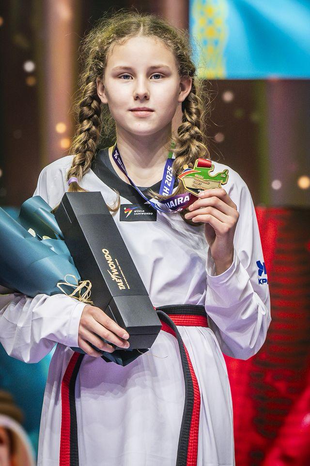 Блестящая победа: юная спортсменка из Приморского района стала чемпионкой мира по тхэквондо! На первенство мира среди девушек и юношей, которое состоялось в Объединенных Арабских Эмиратах, 13-летняя Анастасия Арнаутова отправилась в составе сборной команды России под руководством своего тренера Махмадгири Мальсагова. Настя провела 5 боев, победив серьезных соперниц из ОАЭ, Швейцарии, Сербии, Австралии и Тайваня и доказала, что она – сильнейшая тхеквондистка своего поколения! В родном Санкт-Петербурге Анастасия Арнаутова учится в школе №655. Совсем скоро «золото» первенства прибудет в наш Приморский район! Гордимся юным талантом и от души поздравляем Настю, тренерский состав сборной и родителей с такой значимой победой! Запомните имя этой девушки: Анастасия Арнаутова. Впереди ее ждет большое спортивное будущее!