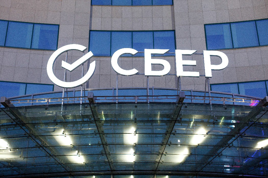 Сбер запустил новую услугу для безопасного возврата переводов Сбербанк запустил новую удобную функцию возврата денежных переводов для клиентов прямо в мобильном приложении СберБанк Онлайн на платформе Android начиная с версии 16.10. Теперь пользователям не придётся самостоятельно связываться с получателями или обращаться в службу поддержки банка для решения проблемы неверно перечисленных денег. Подробности по ссылке