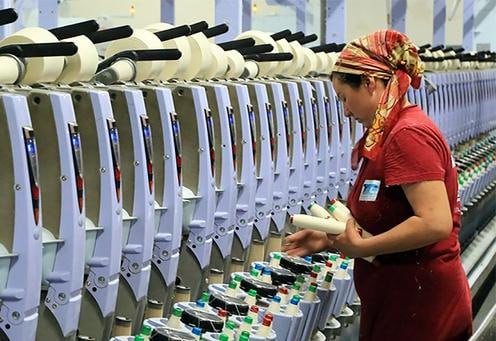 В Узбекистане стартует программа «100 ударных дней» для поддержки текстильной отрасли — президент Шавкат Мирзиёев поручил принять срочные меры для финансового оздоровления предприятий, расширения экспорта и модернизации производства. Отрасль даёт 3% ВВП и 14% промышленного выпуска, однако в последние два года замедлила рост из-за падения мировых цен на хлопок вдвое. Президент раскритиковал спекуляции на рынке и напомнил о $2,2 млрд долгов предприятий, большинство из которых номинированы в валюте. Программа предусматривает пролонгацию кредитов кластеров до 5 лет с временным освобождением от процентов, списание пени на 377 млрд сумов, субсидии фермерам, снижение соцналога для всей отрасли до 1%, льготное кредитование для фабрик в регионах, $200 млн на установку солнечных панелей, отмену таможенной пошлины на смесовые ткани до 2028 года и запуск проектов по их производству. Подробности на сайте "Ферганы"