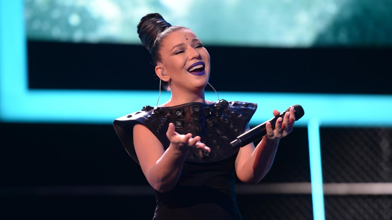 Певица Елка отказалась от украинского гражданства и получила паспорт России пишет РИА Новости Она оформила документы незадолго до своей свадьбы с певцом Рожденом Ануси Как пишет Life ранее у нее возникли проблемы с бизнесом в России из за паспорта Украины