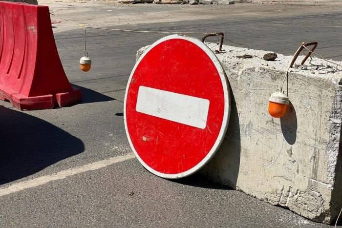 В Сургуте перекроют дороги и изменят маршруты автобусов из-за празднования 9 Мая На этой неделе в Сургуте начнутся масштабные перекрытия дорог и временные изменения в движении общественного транспорта. Они связаны с репетициями, спортивными мероприятиями и торжественными акциями в честь 80-летия Победы в Великой Отечественной войне. Перекрытия начнутся 7 мая и продлятся до вечера 9 мая, сообщает администрация города. 7 мая ‒ репетиция патриотического марша. С 09:30 до 12:00 ограничат движение по улице Гагарина от Мемориала Славы до Энгельса и по улице Энгельса от Просвещения до Гагарина . В это время автобусы №10, 26, 47 и 61 будут следовать в объезд ‒ через Университетскую, Майскую, Энергетиков и прилегающие улицы. Изменения коснутся остановок «проспект Ленина», «Дом Советов», «Газпром», «Дзержинского», «Майская», «Декабристов», «Дом творчества юных» и других. 8 мая ‒ легкоатлетическая эстафета. С 10:00 до 14:30 перекроют улицу Университетскую от Энергетиков до Ивана Каролинского. В это время изменятся маршруты более десяти автобусов: №10, 13, 18, 22, 26, 28, 28А, 31, 37, 40, 43, 45, 49, 61, 68, 77, 88 и 99. Объездные пути пройдут через 30 лет Победы, Геологическую, Маяковского, Пролетарский и другие улицы. Некоторые маршруты будут двигаться через Югорский тракт и Никольскую. _____________