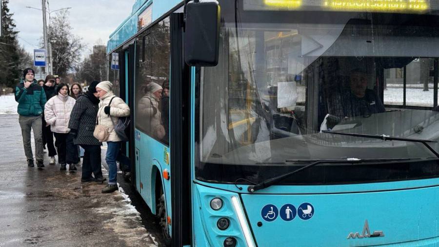 Водителям обнинских автобусов поднимают зарплату Речь идет о повышении в 4 Для сохранения существующего штата и для привлечения новых сотрудников необходима достойная заработная плата подчеркивает директор Обнинского городского транспорта Владислав Егоров В апреле мы значительно подняли зарплаты слесарям и водителям но инфляцию тоже надо учитывать Текущие 4 как раз закрывают данный вопрос Действительно в апреле из бюджета выделили без малого 50 миллионов рублей на зарплаты И сегодня 90 тыс руб это минимум что получают водители А так со слов официальных лиц и 120 150 тысяч вполне реальность Но пока закрыть кадровый дефицит не получается Не хватает 40 водителей И это главная причина покоторой в Обнинске происходят срывы рейсов отчего так устали горожане К слову скоро в Обнинске начнут начинаются бюджетные чтения Очевидно дотации ОГТ возрастут парк пополняется новыми автобусами надо искать водителей Посмотрим что решат депутаты Присоединяйтесь к Народу Обнинска