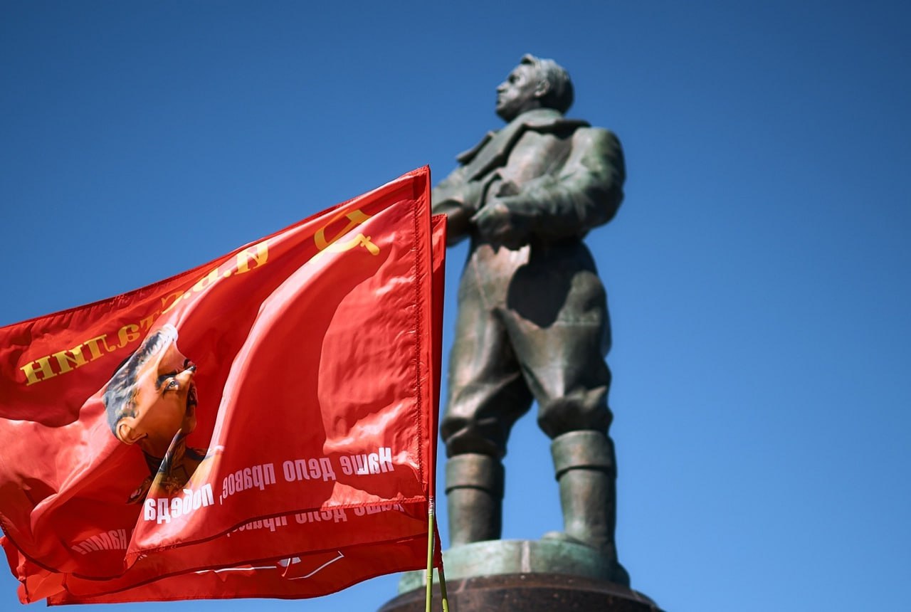 На памятник Валерию Чкалову скоро вернется надпись Сталинскому соколу Нижегородские коммунисты добились своего На памятник вернут историческую надпись Сталинскому соколу которая раньше располагалась рядом с посвящением Валерию Чкалову великому летчику нашего времени Позже ее спилили на месте букв до сих пор виднеются металлические штыри Эскиз надписи уже готов сейчас идут согласования Фото НРО КПРФ Что еще случилось в Нижнем