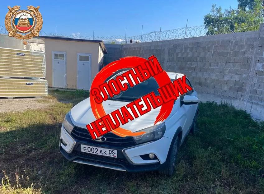 154 неоплаченных штрафа за нарушение ПДД на 225 тысяч рублей привели к аресту автомобиля LADA Vesta 52 летнего жителя Хасавюрта сообщает Госавтоинспекция Дагестана Злостный неплательщик выявлен при проверке базы данных В результате его автомобиль был арестован службой судебных приставов и помещен на спецстоянку Работа по выявлению граждан имеющих значительное количество неисполненных административных штрафов продолжается Проверить наличие штрафов можно онлайн на официальном сайте гибдд рф в приложениях gosuslugi ru Сбербанк Яндекс штрафы