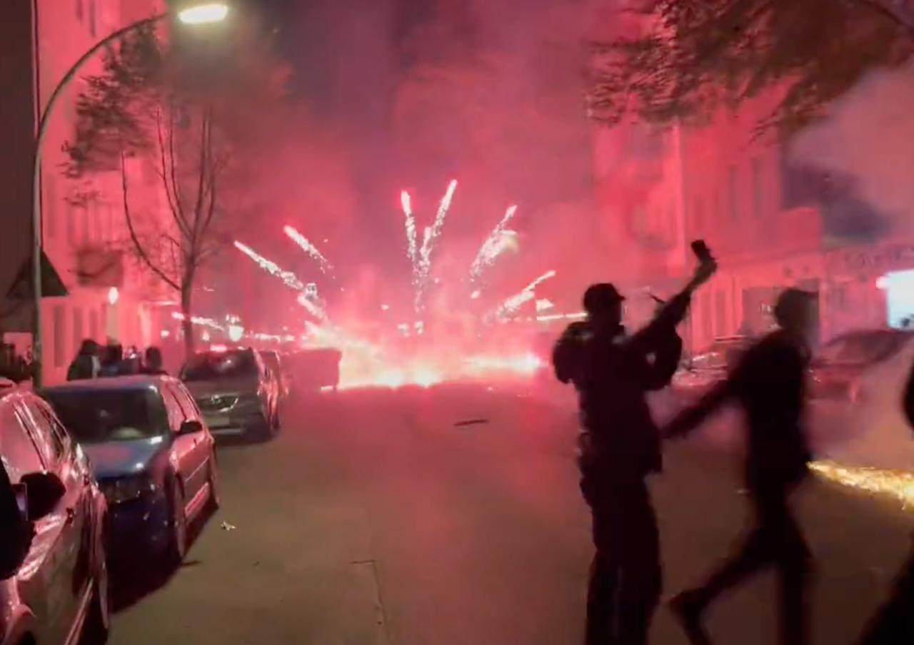 Берлин готовится к Новому году пожарные требуют ввести запрет на фейерверки В Берлине есть такая традиция каждый год 31 декабря город превращается в версию сектора Газа как сказал в прошлом году один из полицейских Для примера в предыдущую новогоднюю ночь шаровая бомба разбила окна жилого дома несколько человек получили травмы Две других взорвались у жилого здания в Шенеберге Сумма ущерба от этой пиротехники больше полумиллиона евро И сейчас в преддверии новогоднего безумия жилищные концерны уже вовсю требуют от властей запретить использование петард в один голос с пожарными и полицией