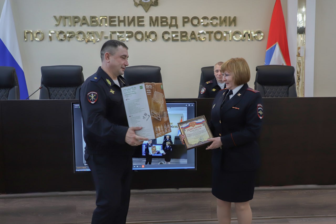 В Управлении МВД России по г. Севастополю состоялось награждение победителей регионального этапа Всероссийского конкурса профессионального мастерства «Лучший по профессии» среди сотрудников подразделений по осуществлению административного надзора, а также победителей в соревнованиях по настольному теннису Церемония проходила в зале коллегии УМВД России по г. Севастополю в рамках рабочего совещания. В мероприятии приняли участие начальник УМВД России по г. Севастополю генерал-майор полиции Сергей Сигунов, заместитель начальника УМВД полковник полиции Владислав Уткин, руководители служб и подразделений Управления, начальники отделов МВД России по районам города, сотрудники органов внутренних дел. Начальник УМВД генерал-майор полиции Сергей Сигунов вручил лауреатам профессионального конкурса дипломы, а победителям, занявшим призовые места, ещё и ценные подарки. Также, представителям команд, победившим в соревнованиях по настольному теннису, Сергей Сигунов вручил спортивные кубки. Состязания проходили в рамках Спартакиады УМВД, посвящённой 80-летию Победы в Великой Отечественной войне.