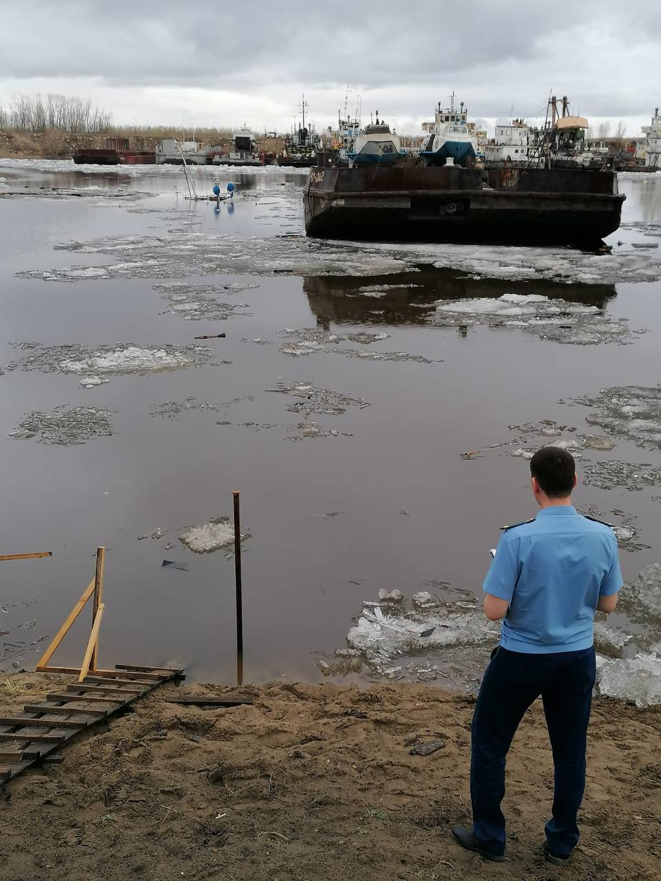 Якутской транспортной прокуратурой организована проверка по факту затопления судна По предварительным данным, 15 мая 2025 года, в дневное время, затонуло судно «Василий Гусев», находящееся в затоне Жатайского судоремонтного завода – ПАО «Ленское объединенное речное пароходство». Экипаж отсутствовал, судно было зачищено от остатков нефтепродуктов. Жертв, пострадавших не имеется. Причины происшествия выясняются. Якутской транспортной прокуратурой организована проверка соблюдения законодательства о безопасности плавания.