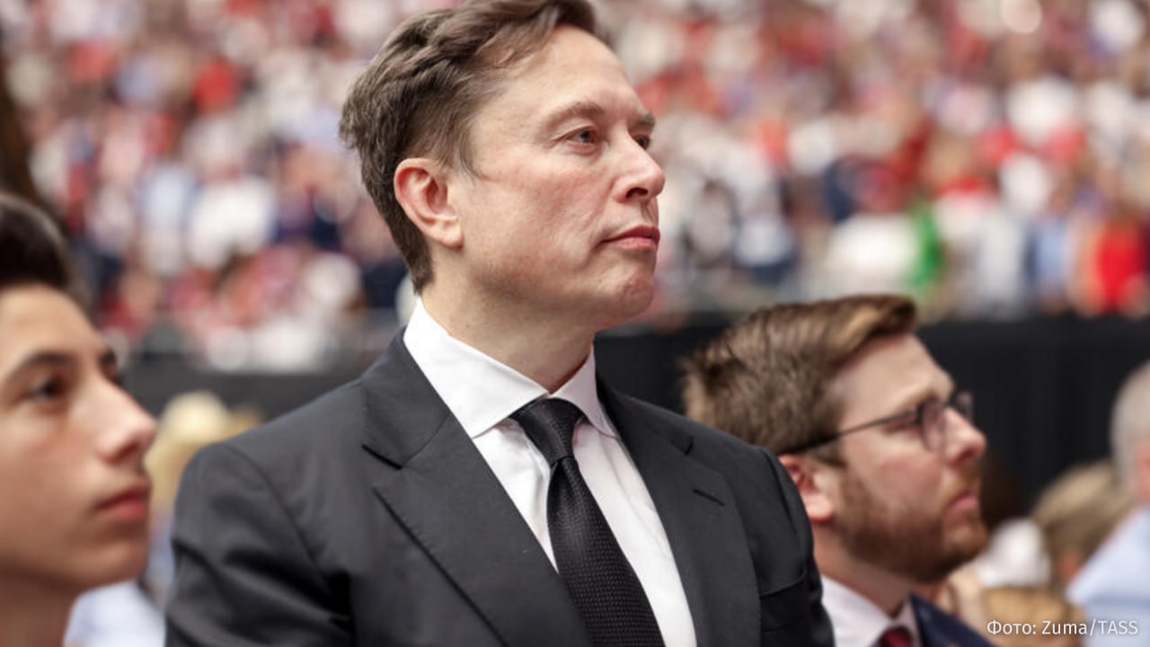 Города на Луне и Марсе могут появиться уже в ближайшие десятилетия Такое заявление сделал Илон Маск SpaceX уже сместила акцент на строительство саморазвивающегося города на Луне чего мы можем достичь менее чем за десять лет написал американский предприниматель в соцсети X Маск также сообщил что SpaceX намерена приступить к строительству города на Марсе через пять семь лет Согласно его утверждениям путешествие на Марс возможно только при совпадении планет каждые 26 месяцев время полета шесть месяцев тогда как на Луну запуск возможен каждые 10 дней время полета два дня  При этом ранее сообщалось что SpaceX планировала осуществить беспилотный полёт к Марсу уже в 2026 году для отработки посадки на планете но планы Илона Маска поменялись и приоритет был отдан Луне которую называли отвлекающим маневром IZ RU в Telegram в MAX