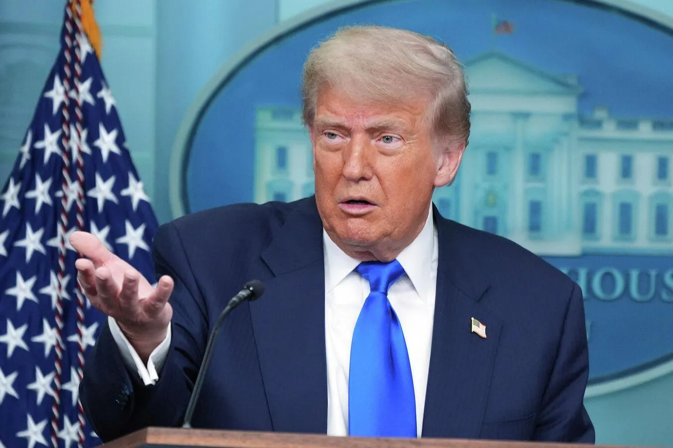 Решение об участии президента США Дональда Трампа в саммите НАТО в Анкаре может быть принято в последний момент пишет турецкая газета Hürriyet Саммит альянса пройдет в Анкаре 7 8 июля и станет второй встречей НАТО такого уровня в Турции после саммита 2004 года в Стамбуле Участие Трампа привлекшего в последнее время внимание критическими и резкими высказываниями в адрес НАТО не будет определено до последнего момента отмечает издание По данным Hürriyet вероятность приезда Трампа на саммит оценивается как высокая поскольку встреча пройдет в Турции