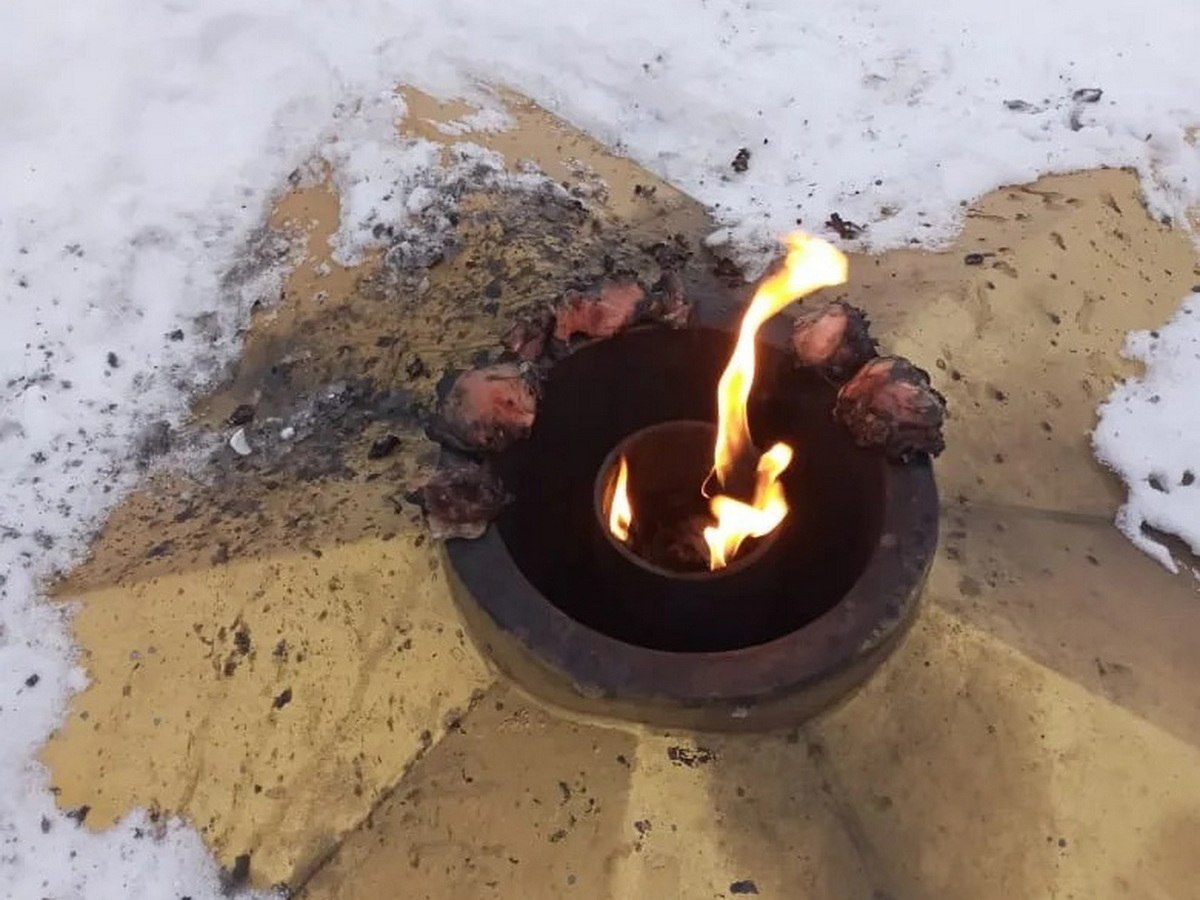 Полиция в Казахстане ищет вандалов жаривших курицу на Вечном огне В Казахстане ищут вандалов которые жарили курицу на Вечном огне Обелиска Славы города Риддер Об этом сообщает Noks kz Ранним утром 4 декабря местная жительница увидела на Вечном огне недожаренную курицу Нарушителей рядом не оказалось Женщина выбросила продукты в мусорку и обратилась к властям По ее словам памятник весь в мусоре снег не очищается Хорошо мы храним память возмутилась она Общественность поддержала ее негодование и задалась вопросом неужели по видеокамерам установленным на Обелиске невозможно установить нарушителей которые осквернили память о героях Великой Отечественной войны В настоящее время проводится комплекс оперативно розыскных и процессуальных мероприятий направленных на установление личностей правонарушителей и их неизбежное привлечение к ответственности Сотрудники отрабатывают прилегающие районы изучают записи систем видеонаблюдения устанавливают и опрашивают очевидцев последовал ответ от Департамента полиции Южная служба новостей